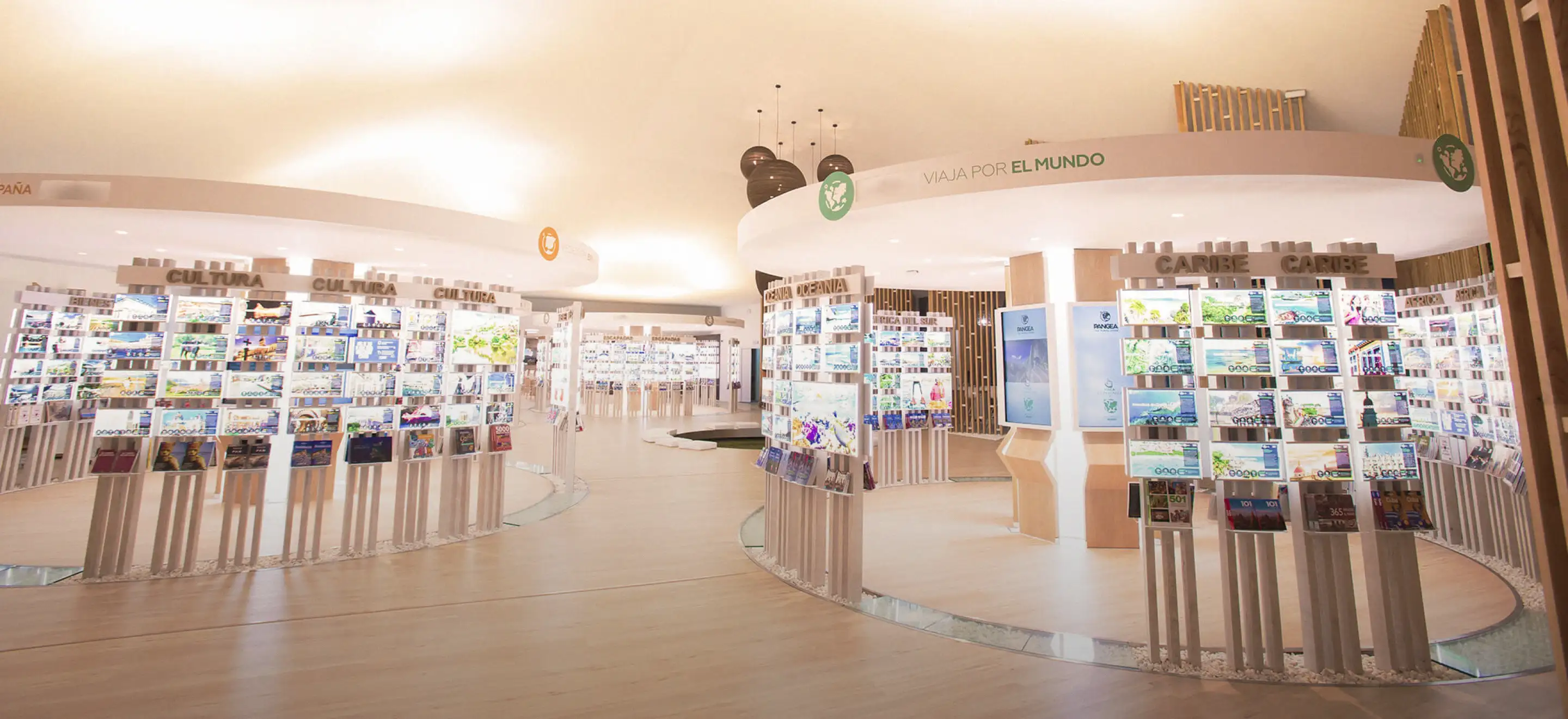 image-Single Tienda_Galeria_Interior tienda madrid Sección de guias 1.webp - Pangea Viajes