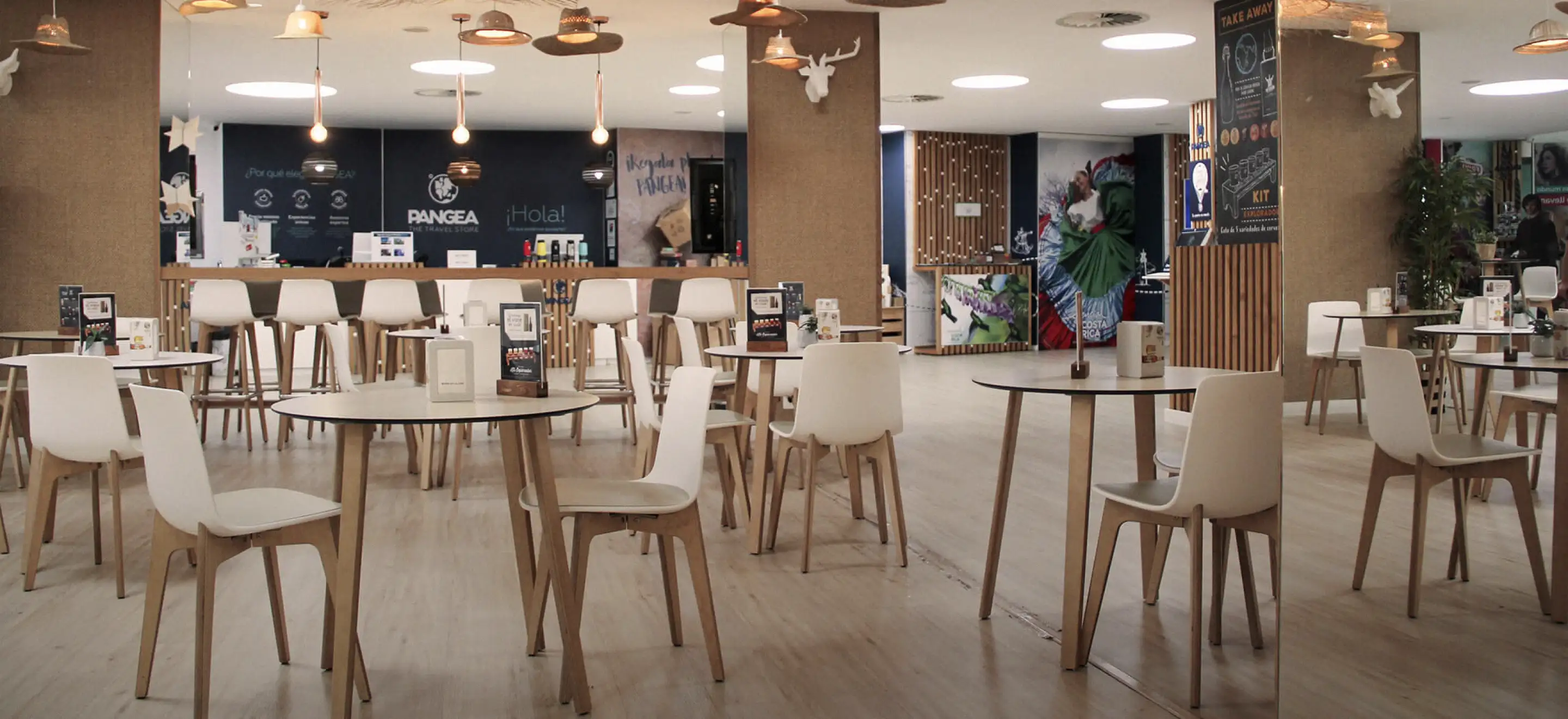 image-Single Tienda_Galeria_Interior tienda madrid cafetería.webp - Pangea Viajes