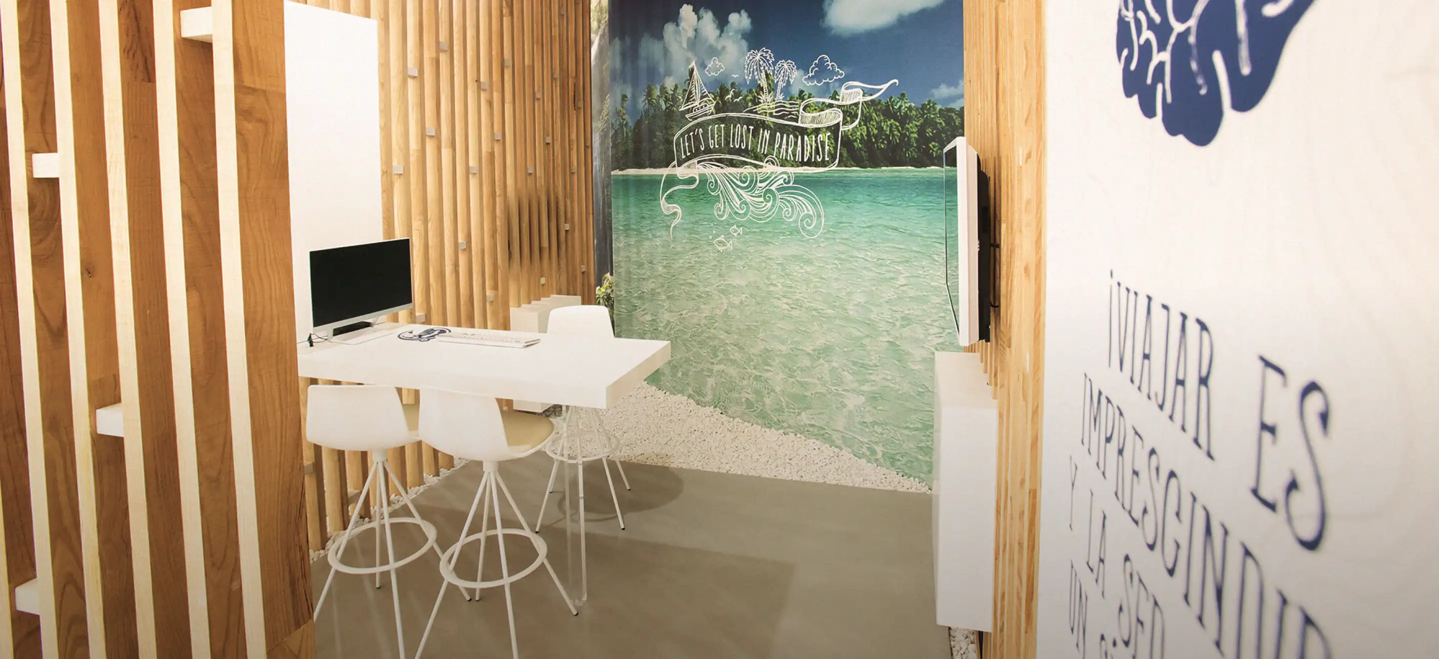 image-Single Tienda_Galeria_Interior tienda madrid mesa asesor.webp - Pangea Viajes