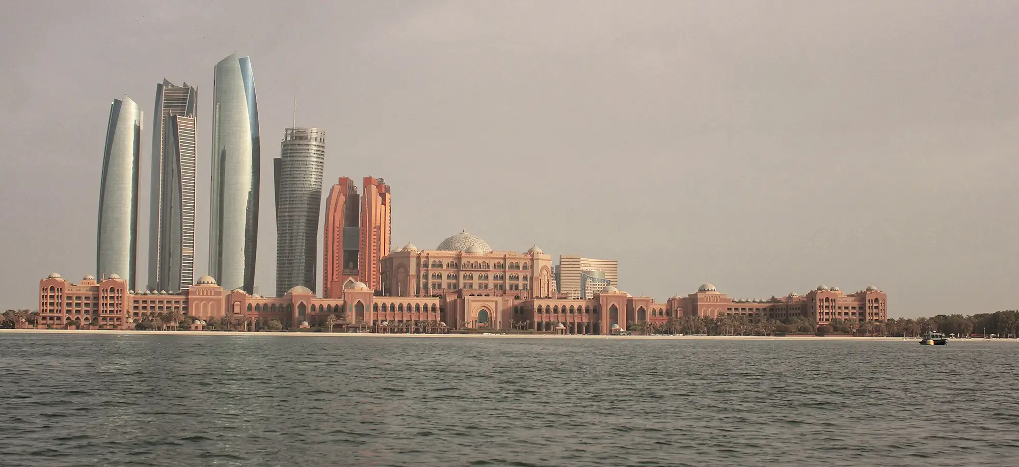 image-viajar-a-emiratos-arabes-abu-dhabi-g3.webp - Pangea Viajes