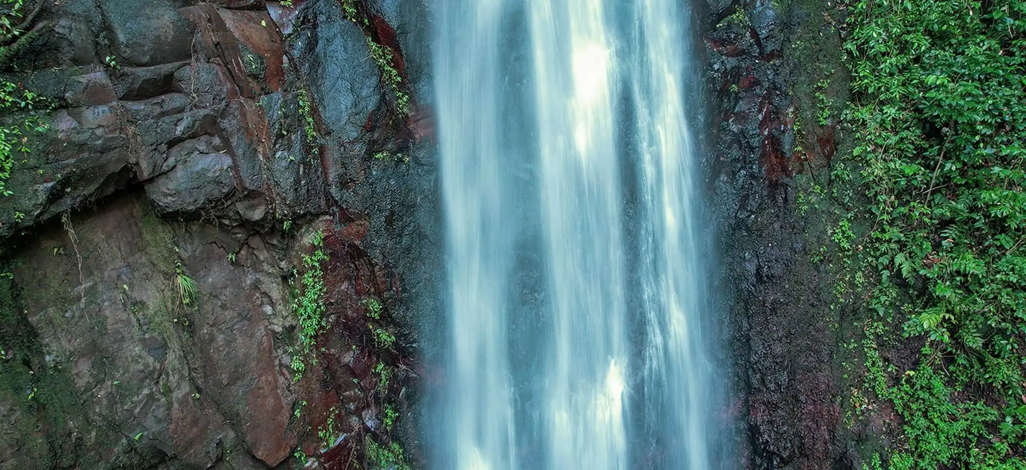 image-viajar-a-santo tome y principe-cascada de sao nicolau-g-1.webp - Pangea Viajes