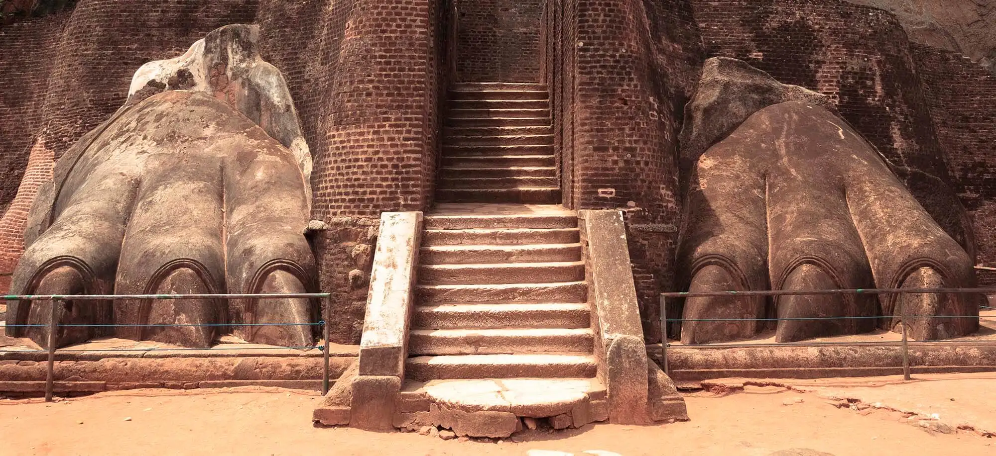 image-viajar-a-sri-lanka-la-roca-de-sigiriya-g2.webp - Pangea Viajes