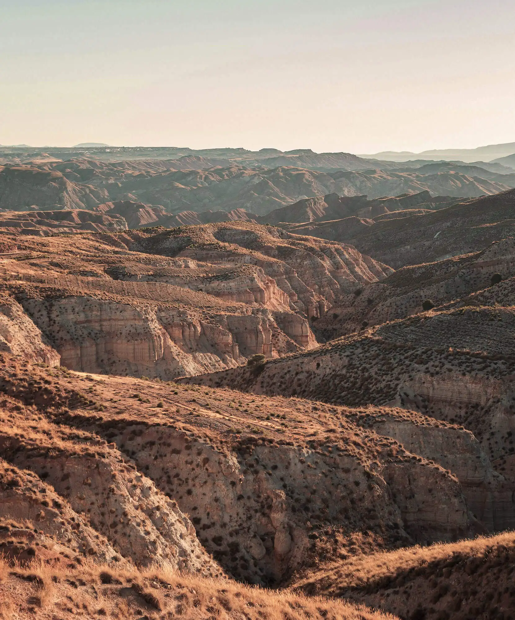 viaje-autor-andalucia-chavi-nandez-campo-montaña.jpg - Pangea Viajes